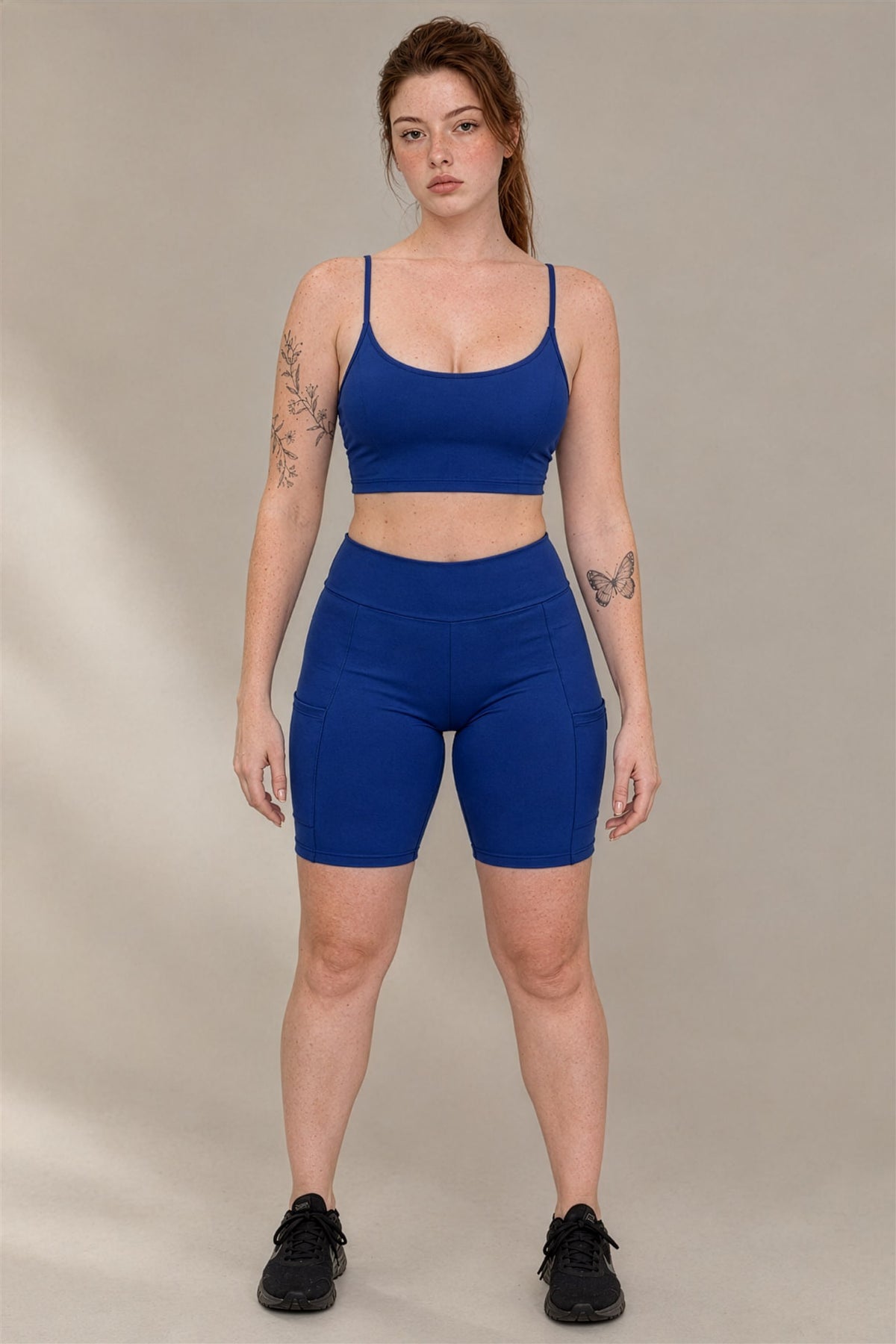 Modelo vestindo o Aversa Flow Kit azul, bermuda e top