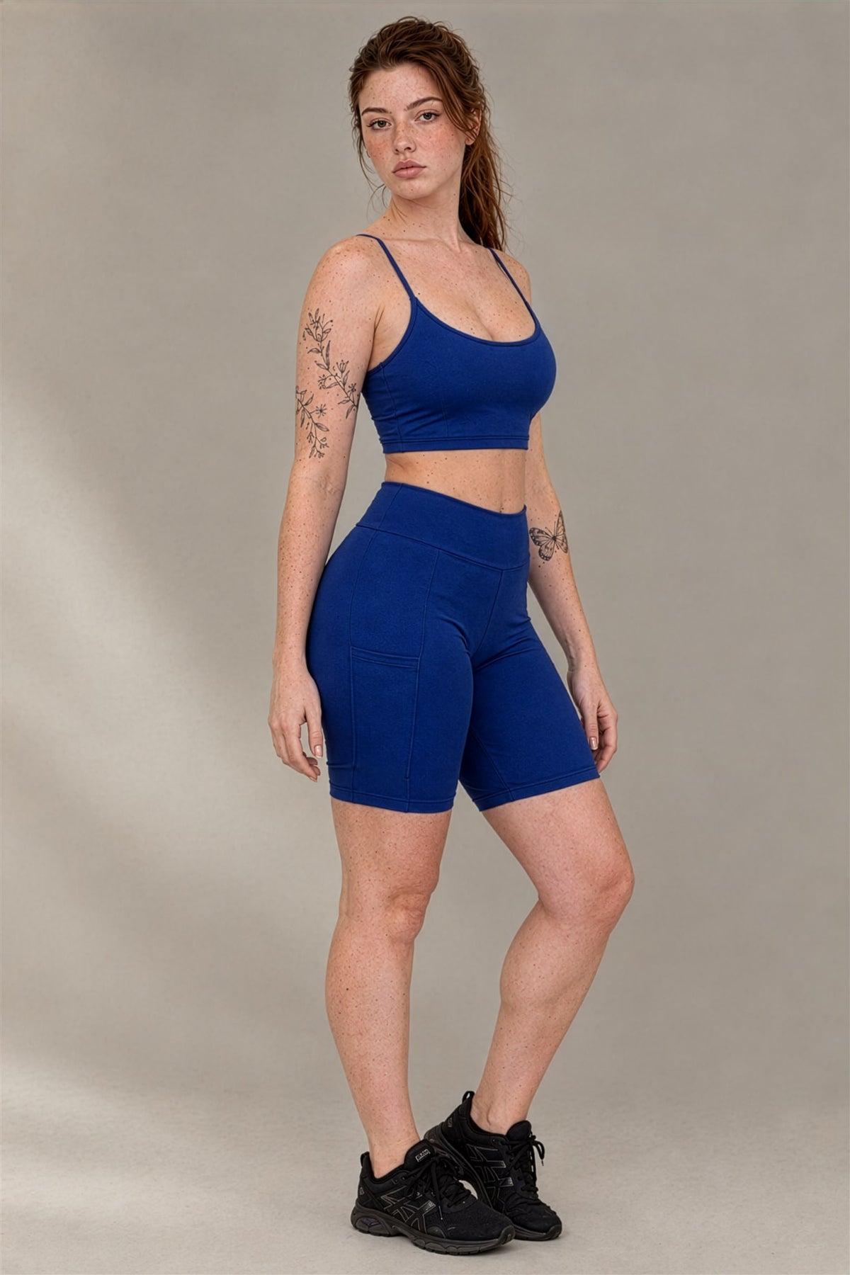 Modelo de lado vestindo o Aversa Flow Kit azul